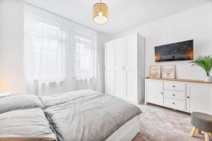 um quarto branco com uma cama e uma cómoda em 3-Zimmer-Wohnung in Leonberg em Leonberg