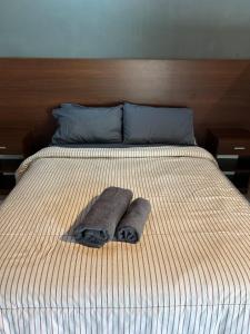سرير أو أسرّة في غرفة في Complejo Lupita, cabañas y turismo