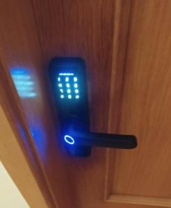 a close up of a remote control on a door at Room II MCR Barreiro - Lisboa in Lavradio