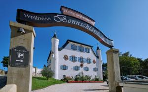 Una señal de bienvenida a una casa de los Wilson Bonnington en Ferienwohnungen im Bonnschloessl, en Bernau am Chiemsee