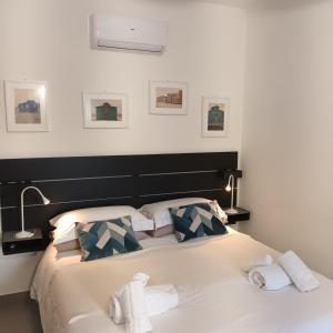 een slaapkamer met een groot bed en handdoeken bij A Casa Nostra B&B in Cagliari