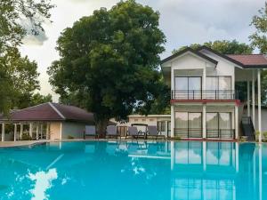 ein Haus mit einem Pool vor einem Haus in der Unterkunft The Lion Kingdom Sigiriya in Sigiriya