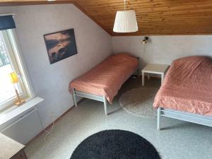 ein kleines Zimmer mit 2 Betten und einem Fenster in der Unterkunft 30 min from Northvolt/5 min from Boliden in Boliden