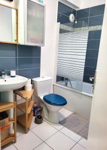 a bathroom with a toilet and a sink at Appartement vue Seine - Duplex 3 terrasses - 3 Chambres in Saint-Ouen