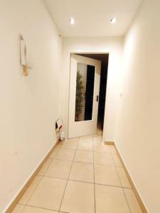 a hallway with a door and a tile floor at 6 min zum Hauptbahnhof, kostenfrei parken, cozy in Mainz