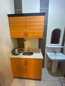 a small bathroom with a sink and a toilet at نون للشقق المفروشة in Jazan