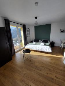 Postel nebo postele na pokoji v ubytování Résidence E CIME ASCO Locations de studios meublés
