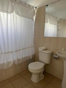 CLUB HOUSE BY CONCON في كونكون: حمام به مرحاض أبيض ومغسلة
