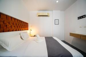 Imagen de la galería de Helens hotel, en Patong Beach 14 fotos más