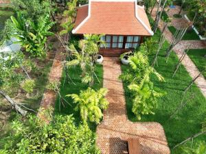 uma vista aérea de uma pequena casa num jardim em Manil Home Stay - 3 Beds Room em Siem Reap