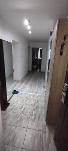 pusty pokój z drewnianą podłogą i otwartymi drzwiami w obiekcie Mokusnice w mieście Zenica