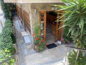 una vista sul soffitto di un patio con piante e fiori di Kissandros Hotel ad Agia Galini