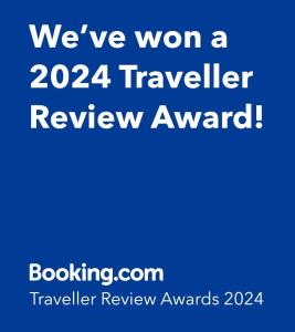 een blauw bord dat zegt dat we een Traveller Review Award hebben gewonnen bij Panna Cottage in Badacsonytomaj
