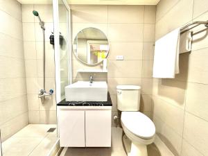 ein Badezimmer mit einem WC, einem Waschbecken und einem Spiegel in der Unterkunft 之跡 台北 in Taipeh