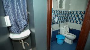 een kleine badkamer met een toilet en een wastafel bij HIVEE-1 Rooms & Living AC in Hyderabad