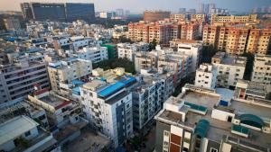 een luchtzicht op een stad met hoge gebouwen bij HIVEE-1 Rooms & Living AC in Hyderabad
