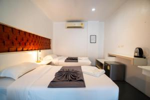 Ένα ή περισσότερα κρεβάτια σε δωμάτιο στο Helens hotel +14 φωτογραφίες