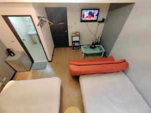 a small living room with a couch and a tv at 駐典Txg in Taichung