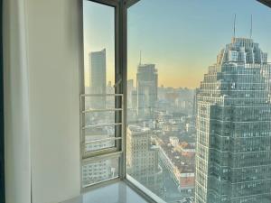 una ventana de oficina con vistas a la ciudad en Shanghai Shining River Apartment -Near the Bund, en Shanghái