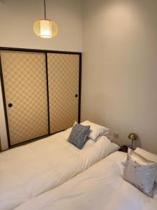 A bed or beds in a room at Imakumano Terrace - Eisen An 潁川庵