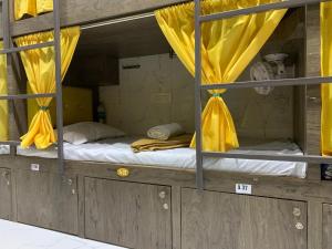Postel nebo postele na pokoji v ubytování Neenava Dormitory Asalpha