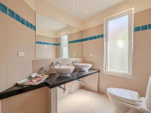 ein Badezimmer mit zwei Waschbecken und einer Toilette in der Unterkunft Koh Chang Pool Villa - by KohChangVillas in Ko Chang + 23 Fotos