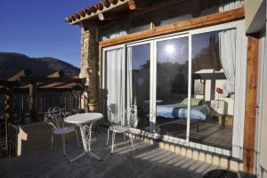 - un balcon avec un lit, une table et des chaises dans l'établissement Agriturismo La Contessa, à Finale Ligure