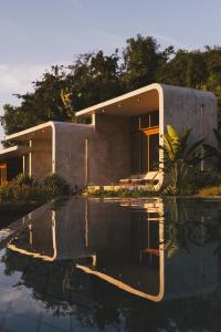 uma casa com uma piscina em frente em Villa La Plantation em Kampot