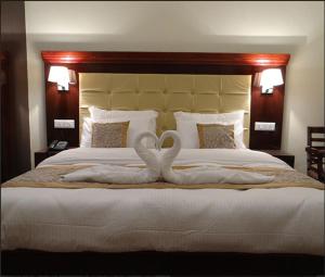 En eller flere senge i et værelse på Hotel Anandi Inn By BookingCare