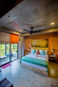 1 dormitorio con cama grande y ventana grande en White Moon Hotel, en Gampaha
