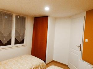 ein kleines Schlafzimmer mit einem Bett und einem Fenster in der Unterkunft Le grain de sel 