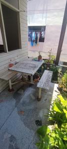 un tavolo da picnic all'esterno di una casa di 206 Olan Place Apartment with free Wi-Fi a Bangkok Altre 5 foto