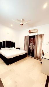 una camera con letto e soffitto di QueensLand villa near Islamabad airport & motorway a Rawalpindi