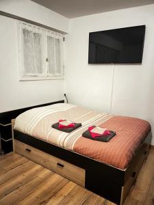 - une chambre avec un lit et 2 serviettes dans l'établissement Studio moderne et cosy avec balcon et parking, à Périgueux