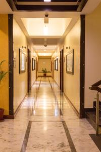 een lege hal van een gebouw met een lange gang bij Amantra Comfort Hotel in Udaipur