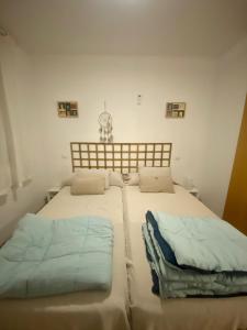 a bedroom with two beds with pillows on them at Toledo ciudad de las tres culturas , un lugar para disfrutar todas las familias con sus hijos " DESAYUNO INCLUIDO" in Villamiel de Toledo