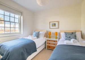 Un pat sau paturi într-o cameră la Celebration Cottage - Southwold