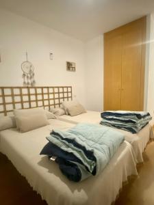 sypialnia z 2 łóżkami i ręcznikami w obiekcie Toledo ciudad de las tres culturas , un lugar para disfrutar todas las familias con sus hijos " DESAYUNO INCLUIDO" w mieście Villamiel de Toledo