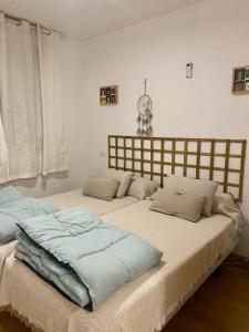 dwa łóżka siedzące obok siebie w sypialni w obiekcie Toledo ciudad de las tres culturas , un lugar para disfrutar todas las familias con sus hijos " DESAYUNO INCLUIDO" w mieście Villamiel de Toledo
