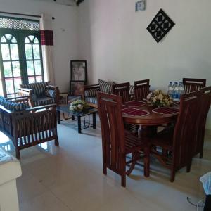 - une salle à manger avec une table et des chaises en bois dans l'établissement Zuni`s Home Stay, à Kandy