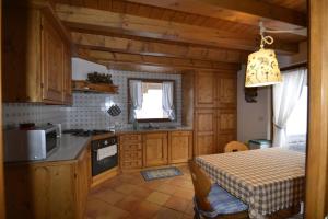 cocina con mesa y comedor en Holidays on Dolomites, en Villanova