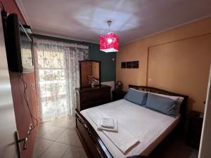 1 dormitorio con 1 cama y luz roja en Premium Apartment In Chalkida en Chalkida