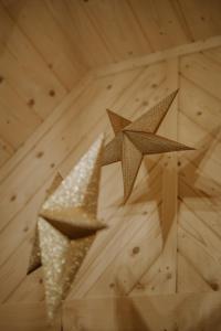 two stars sitting on top of a wooden floor at Osada Zbójnicka Turnia in Kościelisko