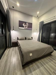a bedroom with a bed and a painting on the wall at Relax Homestay - Đảo Phú Quý in Cu Lao Thu