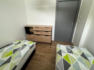 Postel nebo postele na pokoji v ubytování Apartmán U lesa