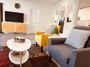 een woonkamer met een bank en een tafel bij Cozy 4BR Designer House in West Covina