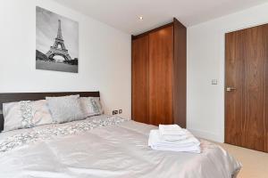 En eller flere senge i et værelse på 3Bed 2 Bath with Fantastic skyline view Canary Wharf - Perfect for long stays