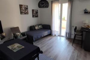 a living room with a couch and a table at Casa BLU B7 4 in La Maddalena