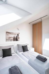 Posteľ alebo postele v izbe v ubytovaní 150m² 4BR Duplex Near Metro & Prague Center