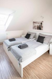 Posteľ alebo postele v izbe v ubytovaní 150m² 4BR Duplex Near Metro & Prague Center